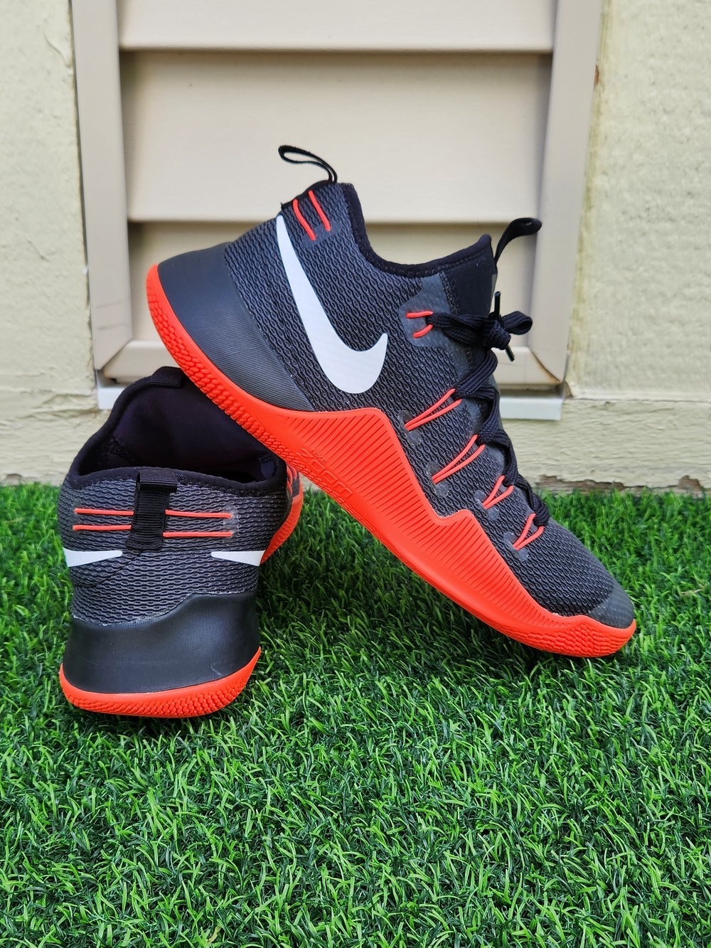 Nike Black & Red Low-Top Training Shoes SIZE 10.5